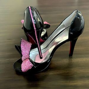 Paris Hilton black pump with pink rhinestone bow